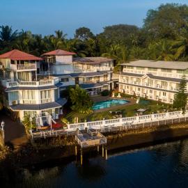 Stone Wood Riverfront Resort, Siolim，位于西奥利姆的酒店