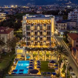 Hotel Excelsior,位于马里纳迪马萨的酒店