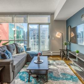 Cozy 2BR Condo with King Bed and City Views，位于卡尔加里的酒店