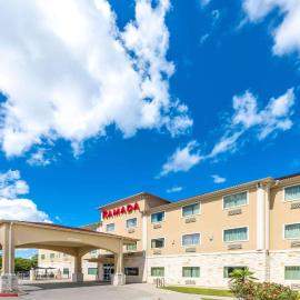 Ramada by Wyndham College Station,位于大学城的酒店
