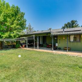 Hot Tub, Dog-Friendly Yard! 3-Acre Redding Retreat，位于雷丁的酒店