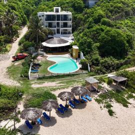 Manta Raya Hotel - right on the beach，位于Cuatunalco的酒店