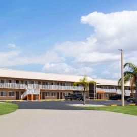 Travelodge Suites by Wyndham Lake Okeechobee，位于奥基乔比的酒店