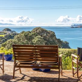 Double Bay Views, Oneroa - Be My Guest，位于黑潭的酒店
