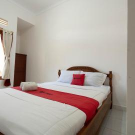 RedDoorz near Buleleng Harbour 2，位于新加拉惹的酒店