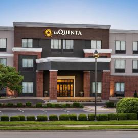 La Quinta Inn & Suites by Wyndham Springfield Airport Rte 66,位于斯普林菲尔德的酒店