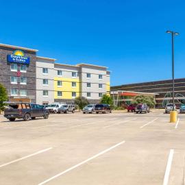 Days Inn & Suites by Wyndham Lubbock Medical Center，位于拉伯克的酒店
