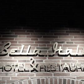 Hotel Bella Italia，位于森讷堡的酒店