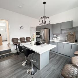 Modern 4 Bed En-suite House in Leeds - Free parking，位于海丁利的酒店