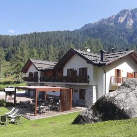 Albergo Chalet Abete Rosso，位于卡斯泰洛泰西诺的酒店