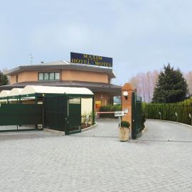 Hotel Maxim，位于佩斯基耶拉博罗梅奥的酒店