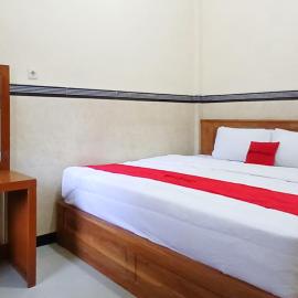 RedDoorz at Dien Homestay Syariah Alun-alun Pasuruan，位于Krampijangan的酒店
