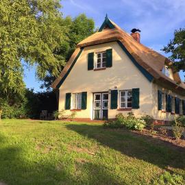 Ferienhaus Preetz 1A - Idylle unter Reet，位于Burtevitz的酒店