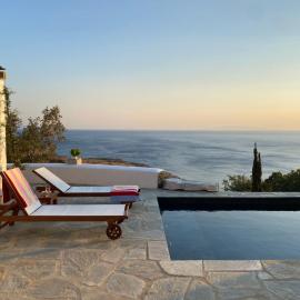 Villa AVRA, a serene Cycladic villa with private pool overlooking the Aegean Sea，位于巴特斯欧的酒店