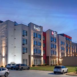 Best Western Plus Executive Residency Rigby's Water World Hotel，位于华纳罗宾斯的酒店