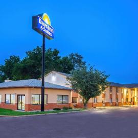 Days Inn & Suites by Wyndham Waterloo，位于滑铁卢的酒店