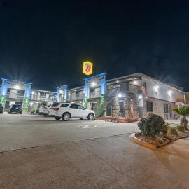 Super 8 by Wyndham McAllen-Downtown-Airport-LA Plaza Mall，位于麦卡伦的酒店