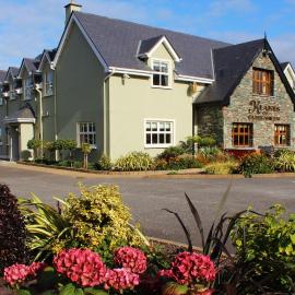 Keanes of Curraheen, Bar, Restaurant & Accommodation，位于特拉利的酒店