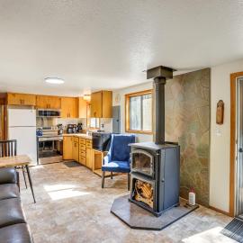 1 Mi to State Park: Peaceful La Pine Cabin w/ Deck，位于拉派恩的酒店