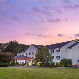 Best Western Plus Berkshire Hills Inn & Suites，位于皮茨菲尔德的酒店