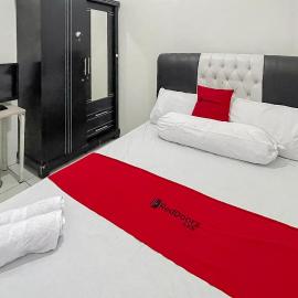 RedDoorz Near Karawang Central Plaza，位于Telukjambe的酒店