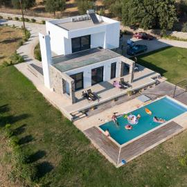 Villa & Stone House with Pool, 10 Mins to Skala Eressos Beach，位于埃雷索斯的酒店