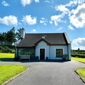 No's 6, 8 & 9 Dingle Lispole Holiday Homes，位于Lispole的酒店