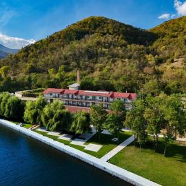 Vega Resort Restaurant & Lodge，位于奥尔绍瓦的酒店