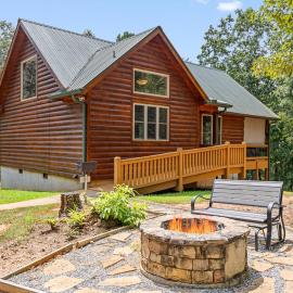 Cabin For Two Near Helen w Spa Amenities，位于克利夫兰的酒店