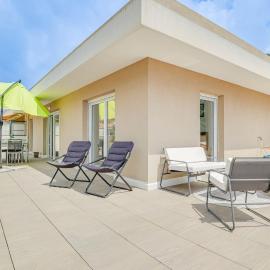Spacieux Rooftop Parking, Terrasse ensoleillée，位于芒通的酒店