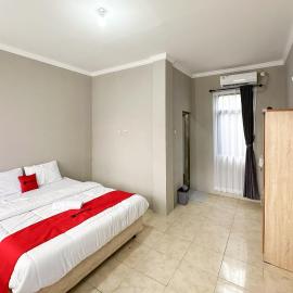 RedDoorz near Maulana Yusuf Stadium Serang，位于Kumprung的酒店