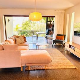 Cosy Apartment at North Shore Village Twin Waters - Private Garden - 2 Min Walk to Beach & River，位于穆德吉巴的酒店