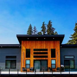 LuxQuarters Bumbleberry Guest House，位于Kitimat的酒店