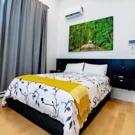 LuxQuarters Blueberry Studio，位于Kitimat的酒店