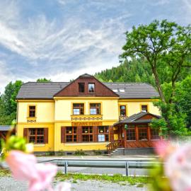 Hotel Růžové údolí，位于Pivonín的酒店
