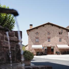 Hotel Rural LATORRIÉN DE ANE，位于Mues的酒店