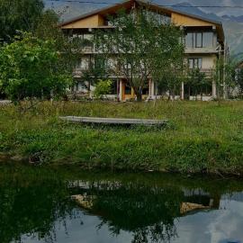 Beko’s garden Inn，位于梅斯蒂亚的酒店