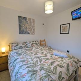 Bright Double Room l Smart TV l 5 Minute Walk from Train Station，位于埃杰顿的酒店