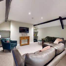 4 Bed Apartment- With Cosy Pub - Food/Drink 10%off，位于庞蒂浦的酒店