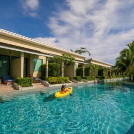 CRAFT Resort & Villas, Phuket Town - scheduled shuttle to Phuket Old Town，位于普吉镇的酒店