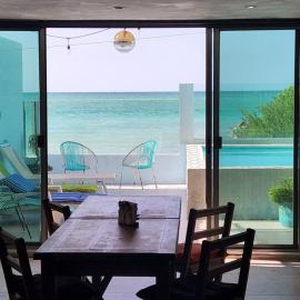 Casa Rosa 2 bedroom beach fronted home with private pool，位于车勒姆的酒店