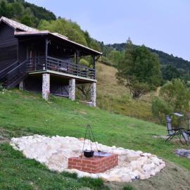 Magura Rustic Tiny House，位于默古拉的酒店