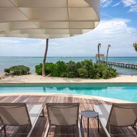 Oceanfront PH Studio with Stunning Bay Views，位于Tankah的酒店