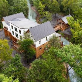 The Bridge of Wonders, Lux 5BR Creek Front with Gameroom，位于斯蒂芬斯穴窟的酒店