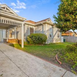 Elegant Luxury - Family Entertainer in Ringwood，位于令伍特的酒店