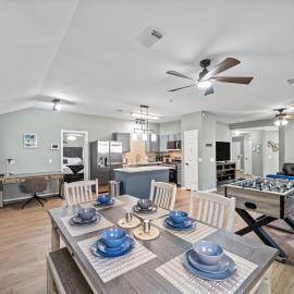 Dreamy Villa -Near Airport, Downtown - Open Concept，位于斯普林的酒店