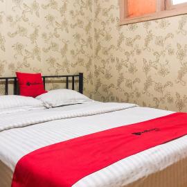 RedDoorz near RS Siloam Karawaci，位于Klapadua的酒店