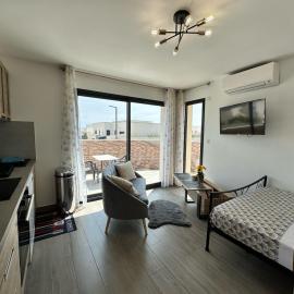 Studio et chambres V I P，位于塞里尼昂的酒店