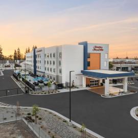 Hampton Inn & Suites Bakersfield Central，位于贝克斯菲尔德的酒店