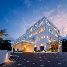 Hotel Grand Avenue，位于Pāmbādi的酒店